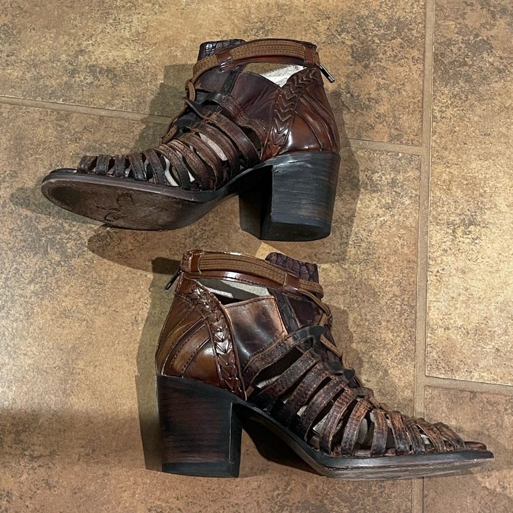 Freebird by Steven Wazee size 8. Color: BRN multi.